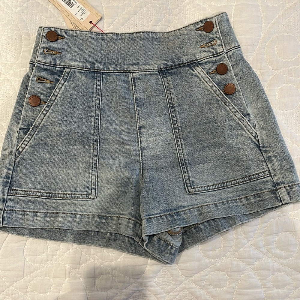 Alice + Olivia denims shorts